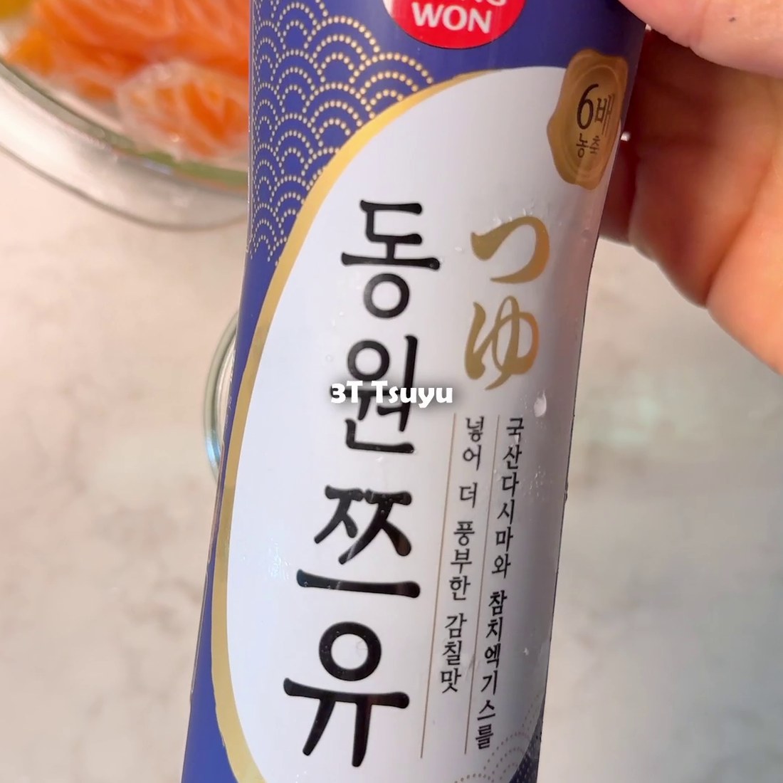 Gochugaru being added to the tsuyu sauce