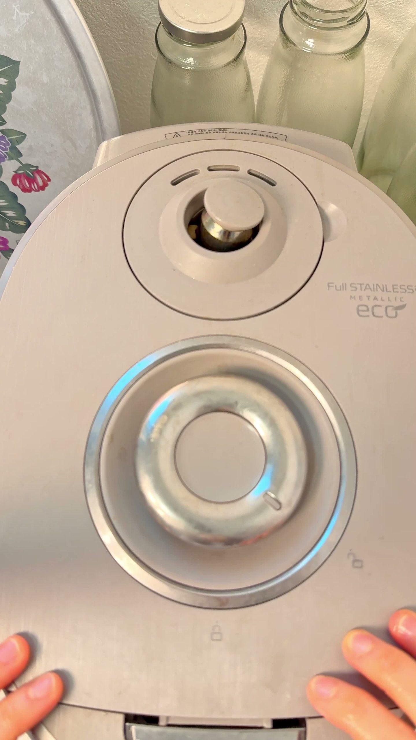 Rice cooker closed and cooking