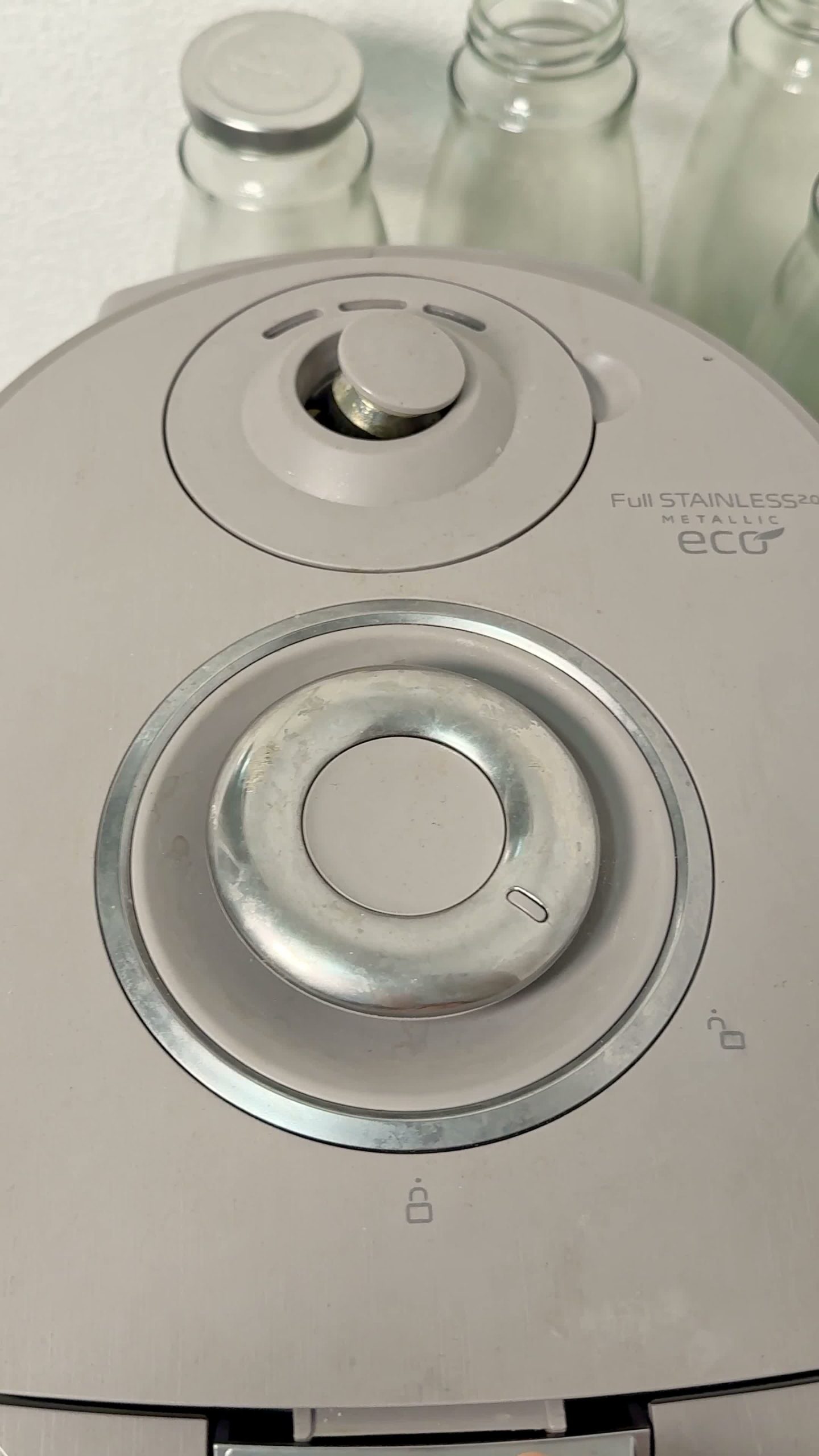 Rice cooker lid closed to cook the omurice